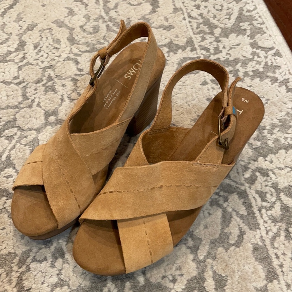 NWOT Tom’s sandal size 6 cognac